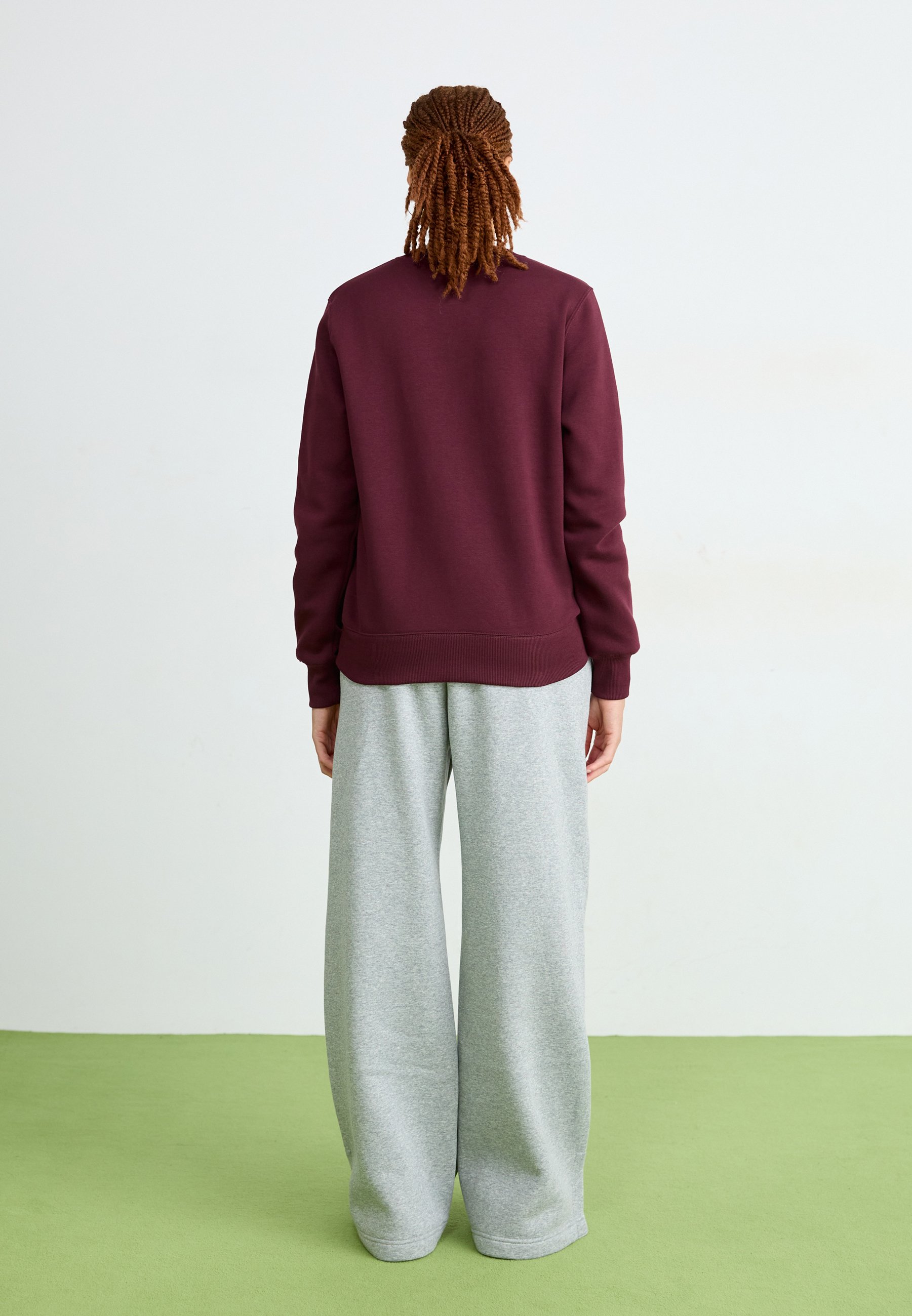 nike essential crew sweatshirt burgundy