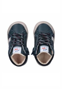 Donkerblauwe leren enkellaarsjes met een gestructureerde afwerking, contrasterende witte zijkanten, veelkleurige veters en ritssluiting.