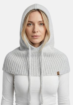 Écharpe à capuche tricotée gris clair avec texture côtelée, cordon de serrage et un petit accent en cuir sur un côté. S'ajuste parfaitement autour des épaules.