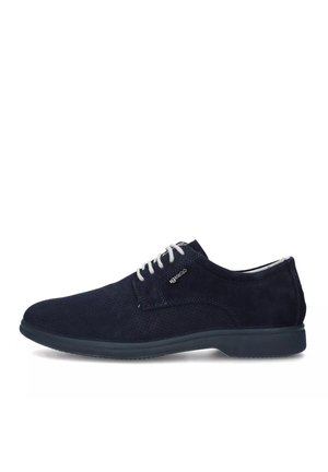 Scarpe in suede blu navy con tomaia testurizzata, dotate di lacci bianchi e suola bassa in gomma. Design minimalista con un dettaglio logo discreto.