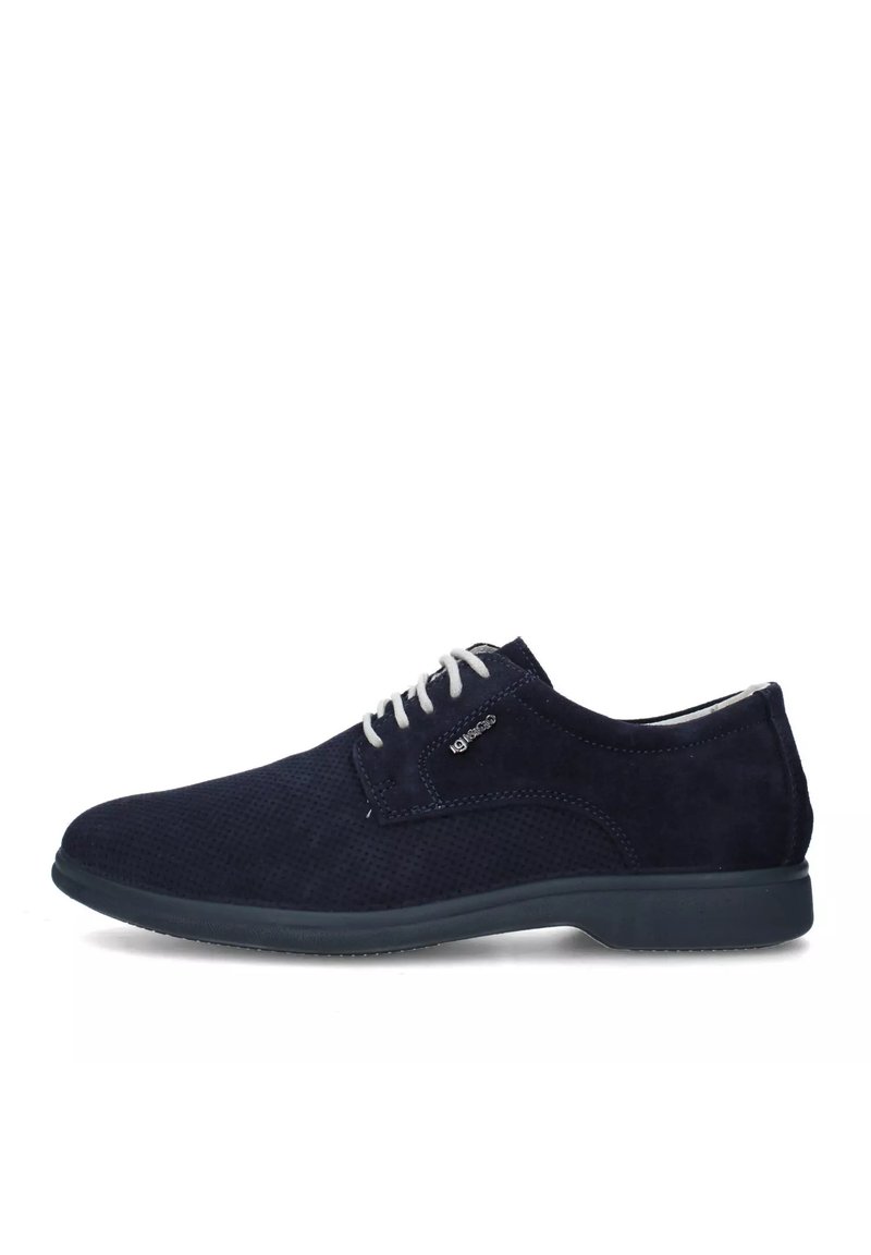 Scarpe in suede blu navy con tomaia testurizzata, dotate di lacci bianchi e suola bassa in gomma. Design minimalista con un dettaglio logo discreto.