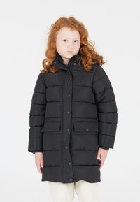 Sort puffet jakke med quiltet design, trykknapper og to forlommer. Har en høj krave og løs pasform, lavet af isoleret materiale.