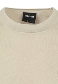 Beige gebreide trui met ronde hals en ribbeltextuur. Voorzien van een zwart label met "LYLE & SCOTT" in witte tekst. Geen zichtbare patronen of accenten.