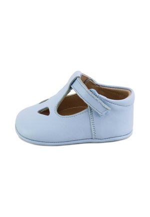 Zapato de bebé de piel suave de color azul claro con correa en T y recortes triangulares, visto de lado sobre fondo blanco.