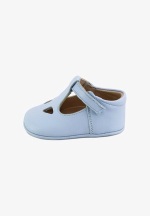 Zapato de bebé de piel suave de color azul claro con correa en T y recortes triangulares, visto de lado sobre fondo blanco.