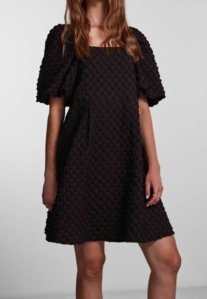 Robe noire en tissu texturé avec un col carré et des manches bouffantes. Présente une coupe ample et un ourlet à hauteur du genou.