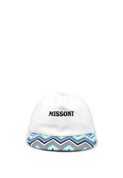Cappello bianco con logo "MISSONI" in nero sulla parte frontale, dotato di una visiera con un motivo a zigzag multicolore in blu, nero e bianco.