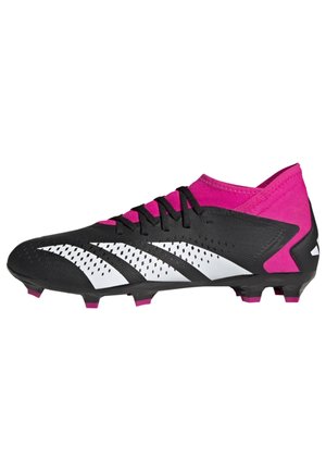 Bottines de football noires et roses avec une tige en synthétique, présentant des accents blancs et des détails en maille. Conçues avec un profil bas et des crampons moulés.