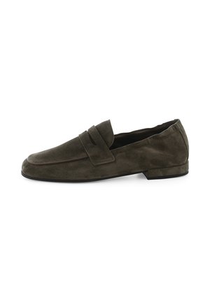 Donkerbruine suède loafer met een lage hak en een banddetail over het bovenwerk, getoond vanaf de buitenkant op een witte achtergrond.