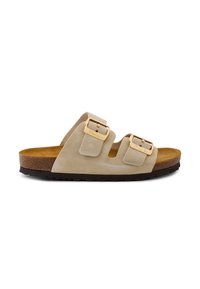 Sandalo in suede beige con due cinturini regolabili, fibbie in tono oro, soletta in sughero e suola nera texturizzata.