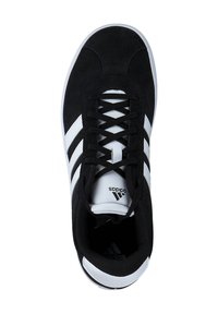 Baskets en daim noir avec un design à trois rayures blanches, fermeture à lacets, semelle en caoutchouc et logo sur la languette et sur le côté. Silhouette basse.