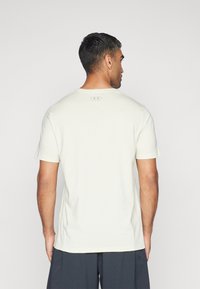 Under Armour ABC CAMO BOXED LOGO - Apdrukāts T-krekls - silt/timberwolf taupe