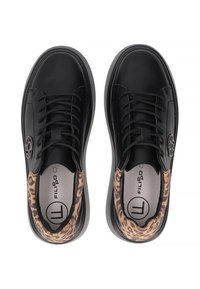 Czarne skórzane trampki z akcentem w panterkę wokół kołnierza i płaskimi czarnymi sznurówkami. Wytrzymałe gumowe podeszwy zwiększają trwałość.