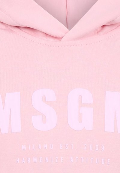 Un sweatshirt à capuche rose clair avec un grand logo blanc "MSGM" et un texte plus petit en dessous. Tissu lisse avec un design simple.