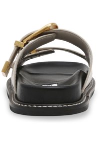 Beige sandalen met een brede band, voorzien van gouden accenten, een gestructureerde zwarte zool en een gevoerde binnenzool voor comfort.