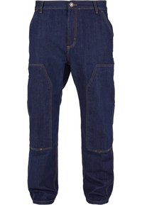 Pantalones cargo de mezclilla en azul oscuro con costuras amarillas. Presenta dos bolsillos frontales y dos bolsillos laterales con un diseño de ajuste relajado.