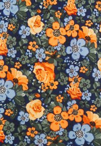 Námořnická látka s vzorem shromážděných oranžových růží, modrých a oranžových květů s pěti okvětními lístky a zelenými listy.