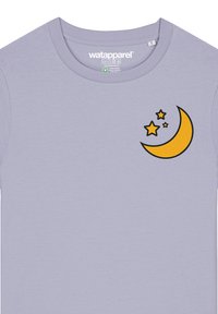 Lichtpaarse katoen t-shirt met een geometrisch ontwerp van een gele halve maan en sterren op de linkerkant van de borst. Kort mouw, ronde halslijn.