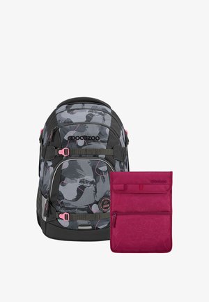 Schwarzer und grauer Rucksack mit Camouflage-Muster und pinken Akzenten neben einem schlichten magentafarbenen Täschchen mit Reißverschluss und Klappe, beide von Coocazoo.