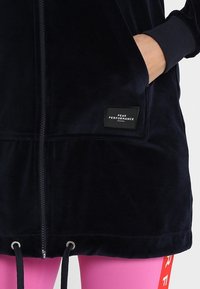 Peak Performance Felpa con cappuccio - dark blue