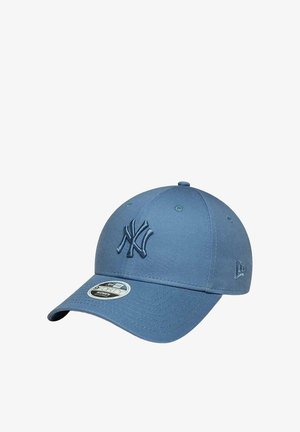 Niebieska czapka baseballowa z zakrzywionym daszkiem, z wypukłym logo New York Yankees i regulowanym paskiem dla kobiet.
