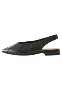 Fekete bőr slingback lapos cipő, hegyes orral, varrott panel részletezéssel és alacsony négyzetes sarkal. Simább textúrájú, minimalista dizájn.