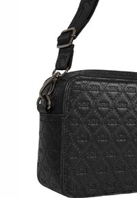 Čierna embosovaná kožená crossbody taška s diamantovým vzorom, nastaviteľným popruhom a strieborným kovovým hardvérom. Kompaktný obdĺžnikový tvar.