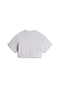 Lys lilla kortærmet cropped t-shirt med rund hals, lavet af blødt stof med en glat tekstur. Ingen synlige mønstre eller detaljer.