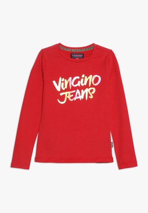 Maglia a maniche lunghe rossa con scollo tondo e la scritta "Vingino Jeans" stampata in grandi lettere bianche e dorate in grassetto sul davanti.