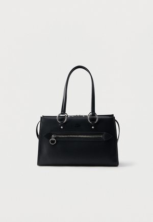 Zwarte rechthoekige leren handtas met dubbele bovenhandvatten, een voorvak met ritssluiting en ringtrekker, en een subtiel reliëflogo boven het vak.