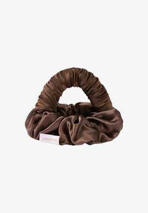 Brauner Satin-Haargummi mit gerafftem Design und einem weißen Etikett mit der Aufschrift "LENOITES" vor weißem Hintergrund.