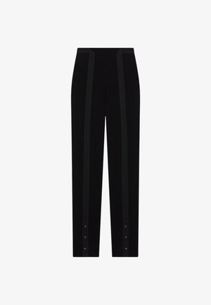 Zwarte slim-fit broek met verticale donkere strepen en drukknopen bij de enkel op een witte achtergrond.