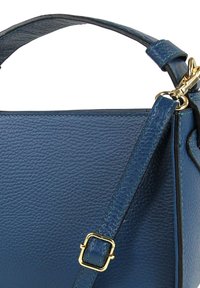 Blauwe leren handtas met structuur, voorzien van gouden hardware en een afneembare schouderriem. Gestikte accenten in een contrasterende kleur.