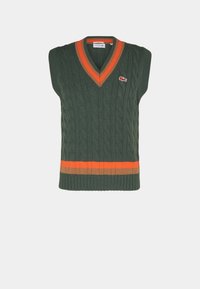 Grüner, kabelgestrickter ärmelloser Pullover mit V-Ausschnitt, orange- und braunfarbenen horizontalen Streifen sowie einem kleinen gestickten Logo auf der Brust.