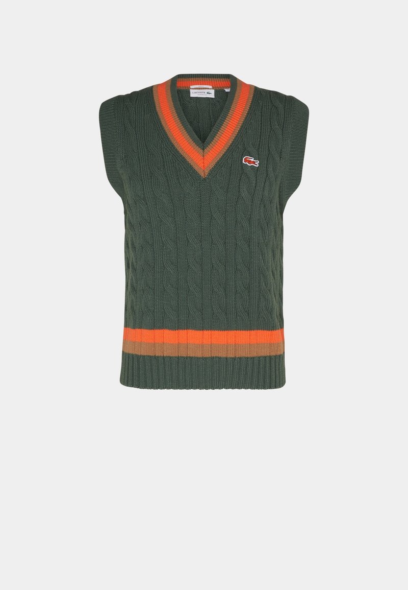 Grüner, kabelgestrickter ärmelloser Pullover mit V-Ausschnitt, orange- und braunfarbenen horizontalen Streifen sowie einem kleinen gestickten Logo auf der Brust.