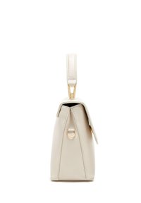 Sac à main en cuir couleur crème avec une forme structurée, une fermeture à rabat, des accents en métal doré et une courte bandoulière texturée.