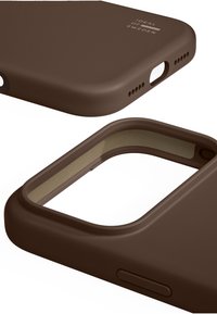 Brunt smartphonecover med mat finish, afrundede kanter og udskæringer til porte. Indeholder teksten "IDEAL OF SWEDEN" på overfladen.