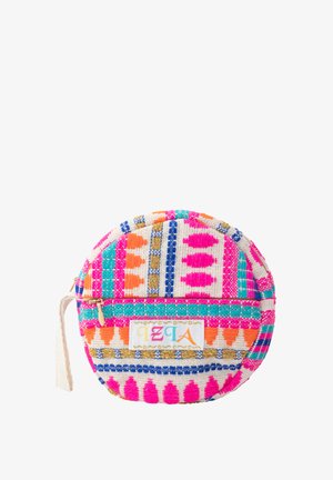 Pungă rotundă împletită, cu modele vibrante de roz, portocaliu, albastru și auriu, având un închizător cu fermoar și o etichetă din material pe partea din față.