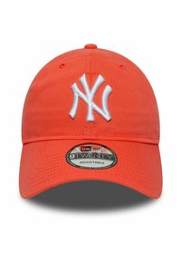 Casquette de baseball orange avec visière incurvée et strap ajustable. Présente le logo brodé en blanc des New York Yankees sur le devant. Étiquette New Era sur la visière.