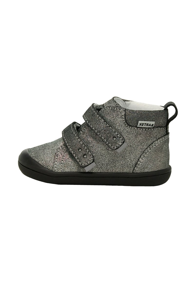 Chaussures pour enfants montantes grises avec deux sangles en Velcro noires, tige en tissu texturé, semelle en caoutchouc noire et petite languette au dos.