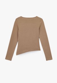 Langærmet bluse i lys brun, lavet af blødt stof. Har en rund halsudskæring og en let asymmetrisk kant med en glat tekstur.
