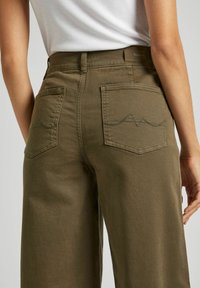 Pepe Jeans TANIA - Trapezaste traperice - olivine green