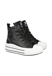 Zapatillas altas negras de cuero texturizado, con punteras de goma blanca y suelas de plataforma con rayas negras.