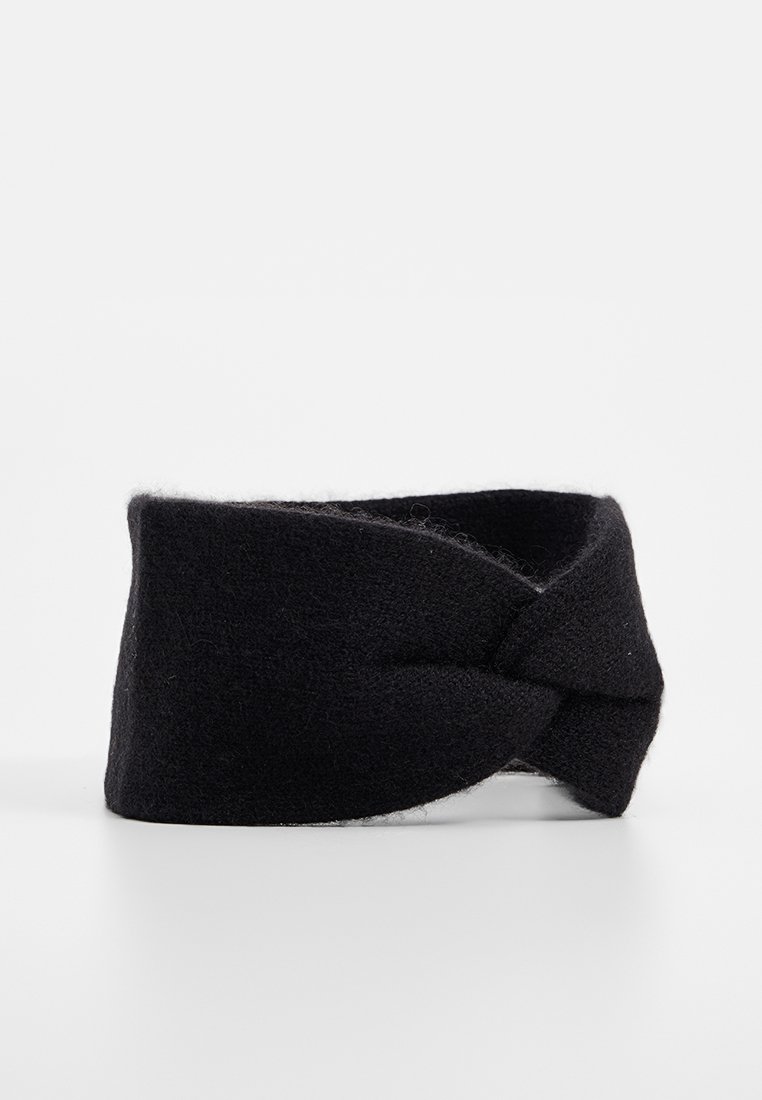 Czarna dziana opaska na głowę z przekręconym wzorem. Wykonana z miękkiego wełnianego materiału, charakteryzująca się teksturowanym wyglądem i dopasowanym krojem.