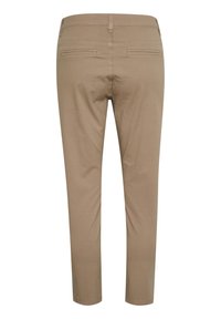 Světle hnědé kalhoty se slim fit střihem, vyrobené z hladké tkaniny. Obsahují dvě zadní kapsy a pas s poutky na opasek.