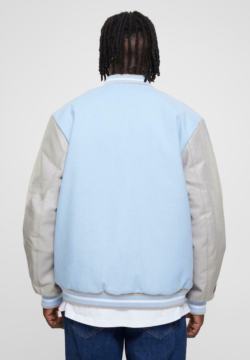 FUBU COLLEGE VARSITY - Bomber Jacket - blue light grey/light blue