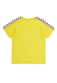 Camiseta amarilla de manga corta con cuello redondo. Las franjas en los hombros con un diseño colorido repetido añaden detalle a la prenda.