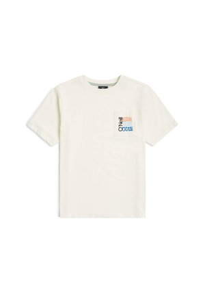 Biele bavlnené tričko s okrúhlym výstrihom a krátkymi rukávmi. Má predné vrecko s viacfarebným textom, ktorý obsahuje detaily značky a dizajnu.