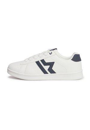 Hvid lavtopet sneaker med sort chevron-design på siden, hvide snørebånd og sort hælklap.