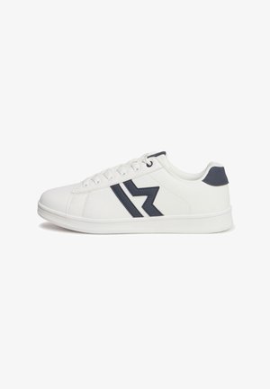 Hvid lavtopet sneaker med sort chevron-design på siden, hvide snørebånd og sort hælklap.